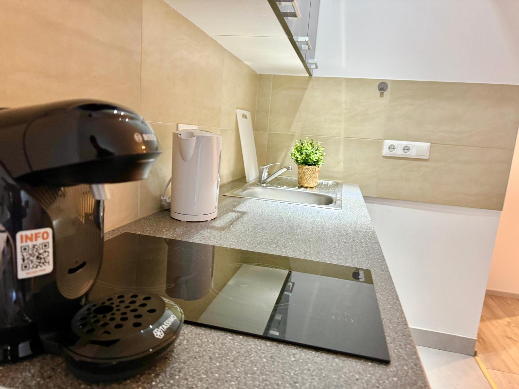 Stylish Schonbrunn Apartments - Free Underground Parking Виена Екстериор снимка