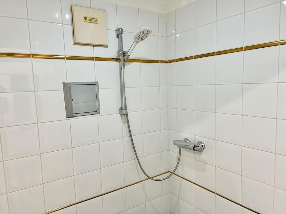 Stylish Schonbrunn Apartments - Free Underground Parking Виена Екстериор снимка